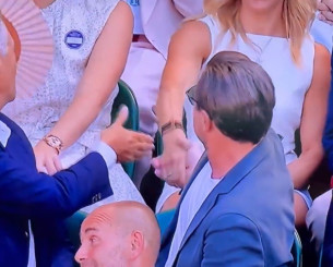 «Γύπας» Ντι Κάπριο πήγε στο Wimbledon και βρήκε την ευκαιρία να φλερτάρει την ώρα του ημιτελικού