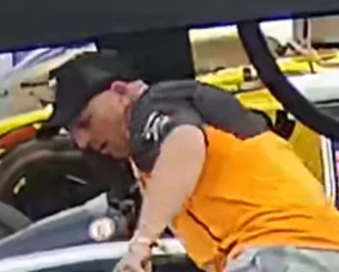 Άνδρας έκλεψε τιμόνι από μονοθέσιο της Formula 1, φορώντας μπλούζα McLaren (video)