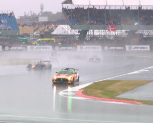 Η καταρρακτώδης βροχή στο Σίλβερστοουν διέκοψε τον αγώνα της F3