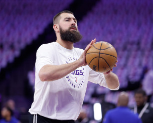 Ο Έντι Τζόνσον πήρε θέση για την υπόθεση Βαλαντσιούνας: «Να παίζει οχτώ λεπτά και να τον κατηγορούν;»