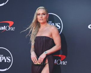 Αμερικανίδα σκιέρ εμφανίστηκε στο κόκκινο χαλί αλλά είχε ατύχημα - Ο αέρας της σήκωσε το φόρεμα (video)