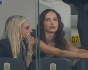 Η Λάουρα Λιούμπιτσιτς στο πλευρό του ποδοσφαιριστή της ΑΕΚ στο φιλικό με την Ομόνοια (pics)