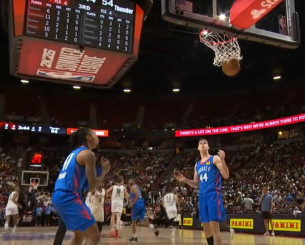 «Θόλωσε» από το άγχος: Παίκτης των Θάντερ έβαλε... αυτοκαλάθι (video)