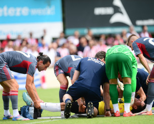 Σπουδαία κίνηση Θέου: Παρενέβη και ανέταξε τον ώμο σε παίκτη της Μπρέντα