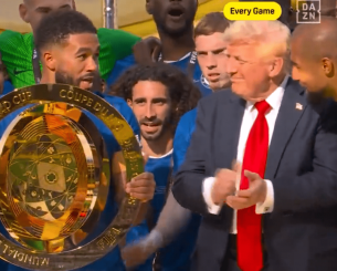 «Πρέπει να φύγεις» - Εκπληκτοι οι παίκτες της Τσέλσι με την παρουσία του Τραμπ στην απονομή