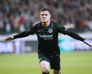 Στα γραφεία της ΑΕΚ ο Γιόβιτς για να υπογράψει!