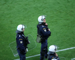 Οπαδοί της ΑΕΚ επιτέθηκαν στα ΜΑΤ στη Νέα Φιλαδέλφεια - Τραυματίες αστυνομικοί Οπαδοί της ΑΕΚ επιτέθηκαν στα ΜΑΤ στη Νέα Φιλαδέλφεια - Τραυματίες αστυνομικοί