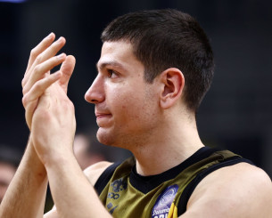 Φλιώνης για το νέο συμβόλαιο με την ΑΕΚ Betsson: «Τιμή που αποτελώ μέλος αυτής της οικογένειας» Φλιώνης για το νέο συμβόλαιο με την ΑΕΚ Betsson: «Τιμή που αποτελώ μέλος αυτής της οικογένειας»