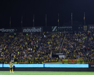 «Γιούχα» στους παίκτες του Άρη μετά το φινάλε «Γιούχα» στους παίκτες του Άρη μετά το φινάλε