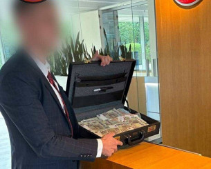 Οπαδοί της Κρίσταλ Πάλας έκαναν ντου στα γραφεία της UEFA Οπαδοί της Κρίσταλ Πάλας έκαναν ντου στα γραφεία της UEFA