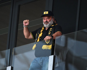 Με κασκόλ της ΑΕΚ ο Μάριος Ηλιόπουλος στην Ουγγαρία για το ματς με τη Χάποελ