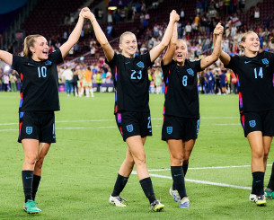 «Lionesses» vs «Three Lions»: Μικρό μπόνους για τις γυναίκες, εκατομμύρια για τους άντρες «Lionesses» vs «Three Lions»: Μικρό μπόνους για τις γυναίκες, εκατομμύρια για τους άντρες