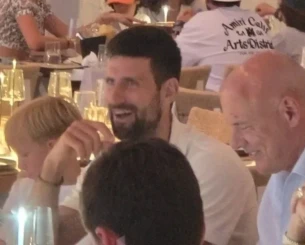 Συνεχίζει τις διακοπές του στην Ελλάδα ο Τζόκοβιτς - Δείπνησε σε γνωστό εστιατόριο στην Πάρο (video) Συνεχίζει τις διακοπές του στην Ελλάδα ο Τζόκοβιτς - Δείπνησε σε γνωστό εστιατόριο στην Πάρο (video)