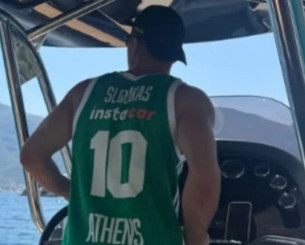 O Νέντοβιτς στις καλοκαιρινές του διακοπές με φανέλα του Κώστα Σλούκα από τον Παναθηναϊκό O Νέντοβιτς στις καλοκαιρινές του διακοπές με φανέλα του Κώστα Σλούκα από τον Παναθηναϊκό