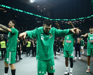 Μια γαλανόλευκη ραχοκοκαλιά με μπροστάρη τον Σλούκα Μια γαλανόλευκη ραχοκοκαλιά με μπροστάρη τον Σλούκα