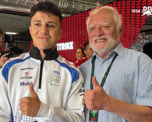 Ο άνδρας από το ξεκαρδιστικό meme «Hide the Pain Harold» ποζάρει με οδηγούς της F1