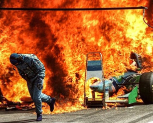 Όταν ο μπαμπάς Φερστάπεν τυλίχθηκε στις φλόγες, αλλά κατάφερε να βγει ζωντανός