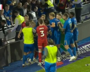 Επεισοδιακό φινάλε στο Μπέρμιγχαμ-Ίπσουιτς: Ένταση μεταξύ των παικτών και ντου οπαδού