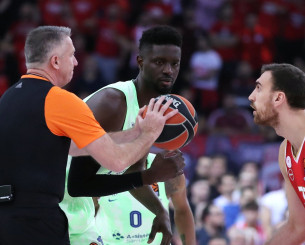 Η Μπαρτσελόνα διατηρεί στο ρόστερ της τον Φαλ για έναν ακόμα χρόνο Η Μπαρτσελόνα διατηρεί στο ρόστερ της τον Φαλ για έναν ακόμα χρόνο