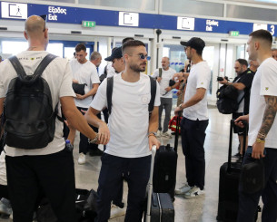 Το… παρεάκι της πτήσης της ΑΕΚ από την Γιουγκοσλαβία