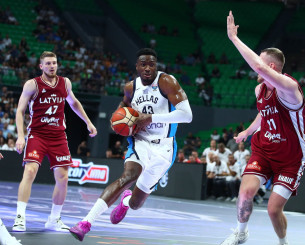 Το «αεροπλανικό» buzzer beater του Θανάση Αντετοκούνμπο στο πρώτο δεκάλεπτο (video)