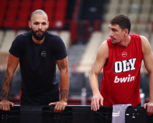 Ο Φουρνιέ τρολάρει Λαρεντζάκη για τη... φάπα από τον Γιάννη: «Αν δεν ακούς όσα λέω, αυτό θα συμβαίνει»