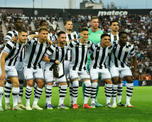 Ο Παβλένκα και ο Κένι του δείχνουν τον δρόμο