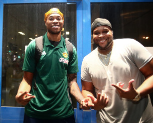 Ποιος ήταν ο άνθρωπος που έκλεψε την παράσταση στην άφιξη του Ρισόν Χολμς (video)