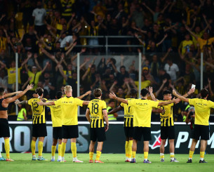 Κόσμος και παίκτες της ΑΕΚ πανηγύρισαν μαζί την πρόκριση (video)