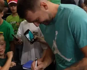 Ο Ντόντσιτς υπέγραψε αυτόγραφο σε 20ευρω (video)