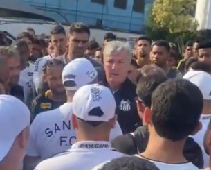 Σε έξαλλη κατάσταση οι οπαδοί της Σάντος -  Εισέβαλλαν στο προπονητικό κέντρο (video) Σε έξαλλη κατάσταση οι οπαδοί της Σάντος -  Εισέβαλλαν στο προπονητικό κέντρο (video)
