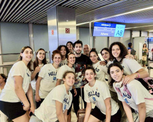 Συνάντηση κορυφής: Καραλής και Τεντόγλου φωτογραφήθηκαν στο «Ελ. Βενιζέλος» με την Εθνική Νέων Γυναικών