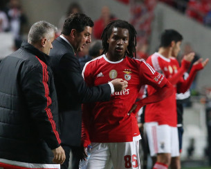 Η αγκαλιά του Ρουί Βιτόρια με τον Ρενάτο Σάντσες