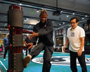 Ο Τζίμι Μπάτλερ μαθαίνει Κουνγκ Φου στην Κίνα από τον Τζάκι Τσαν (video)