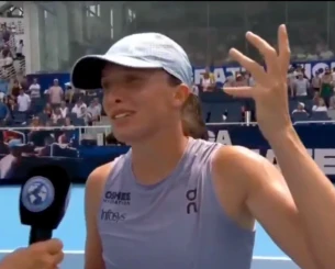 Δεν βρέχει, σε φτύνουν! Το έζησε η Σφιόντεκ (video)