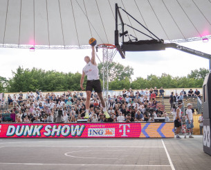 Το 2019 δεν μπορούσε καν να καρφώσει, τώρα καρφώνει καλύτερα από 8 δισεκατομμύρια ανθρώπους (video)