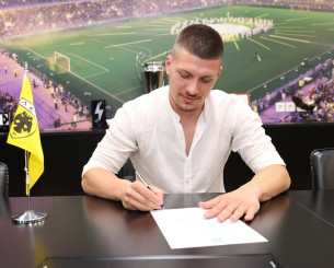 Η στιγμή που ο Γιόβιτς υπογράφει στην ΑΕΚ (video)