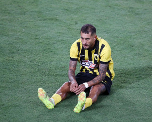 Αποχώρησε τραυματίας ο Περέιρα στην αρχή του αγώνα με τον Άρη Λεμεσού (video)