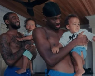 Δύο ξαδέλφια NBAers μεγαλώνουν μαζί τα παιδιά τους (video) Δύο ξαδέλφια NBAers μεγαλώνουν μαζί τα παιδιά τους (video)