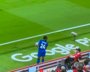 Οπαδός της Λίβερπουλ σε αμαξίδιο επιτέθηκε ρατσιστικά στον Σεμένιο (video)