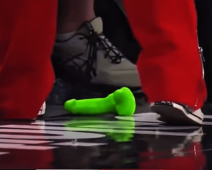 Για τρίτη φορά σε διάστημα μίας εβδομάδας, εκτοξεύτηκε sex toy σε παρκέ του WNBA