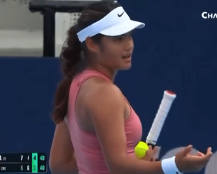 Η Ραντουκάνου ζήτησε να απομακρυνθεί από το γήπεδο μωρό που έκλαιγε (video)