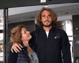 Η συγκινητική ανάρτηση του Τσιτσιπά για τη μητέρα του: «Είσαι η πραγματική MVP»