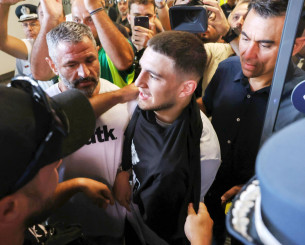 Τρέλα στο αεροδρόμιο από οπαδούς του ΠΑΟΚ στην υποδοχή του Ζαφείρη (video)