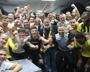 Οι παίκτες της ΑΕΚ τα «έσπασαν» στα αποδυτήρια μαζί με Ηλιόπουλο και Νίκολιτς μετά την ιστορική πρόκριση