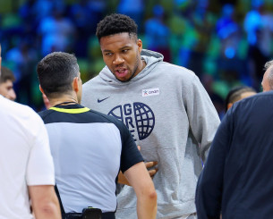 Τα παράπονα του Γιάννη: Ο Αντετοκούνμπο μπήκε στο παρκέ και διαμαρτυρήθηκε στους διαιτητές (video)