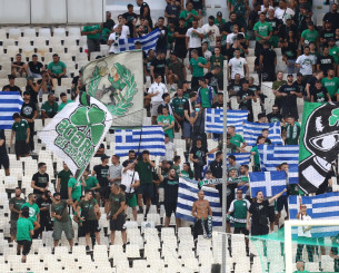 Γεμάτο με ελληνικές σημαίες το «πέταλο» των οργανωμένων στο ΟΑΚΑ (pics)