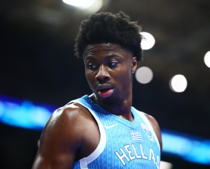 Tολιόπουλος «σηκώνει» την μπάλα, Κώστας καρφώνει εμφατικά το καλάθι των Ιταλών (video)