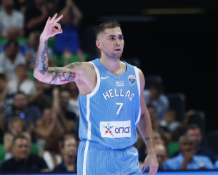 Απίστευτο τρίποντο του Τολιόπουλου από το logo του glass floor (video)