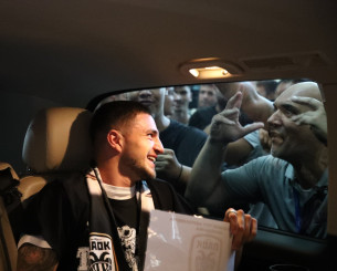 Η παρακάμερα της άφιξης Ζαφείρη στη Θεσσαλονίκη και η «ασπρόμαυρη» τρέλα (video)